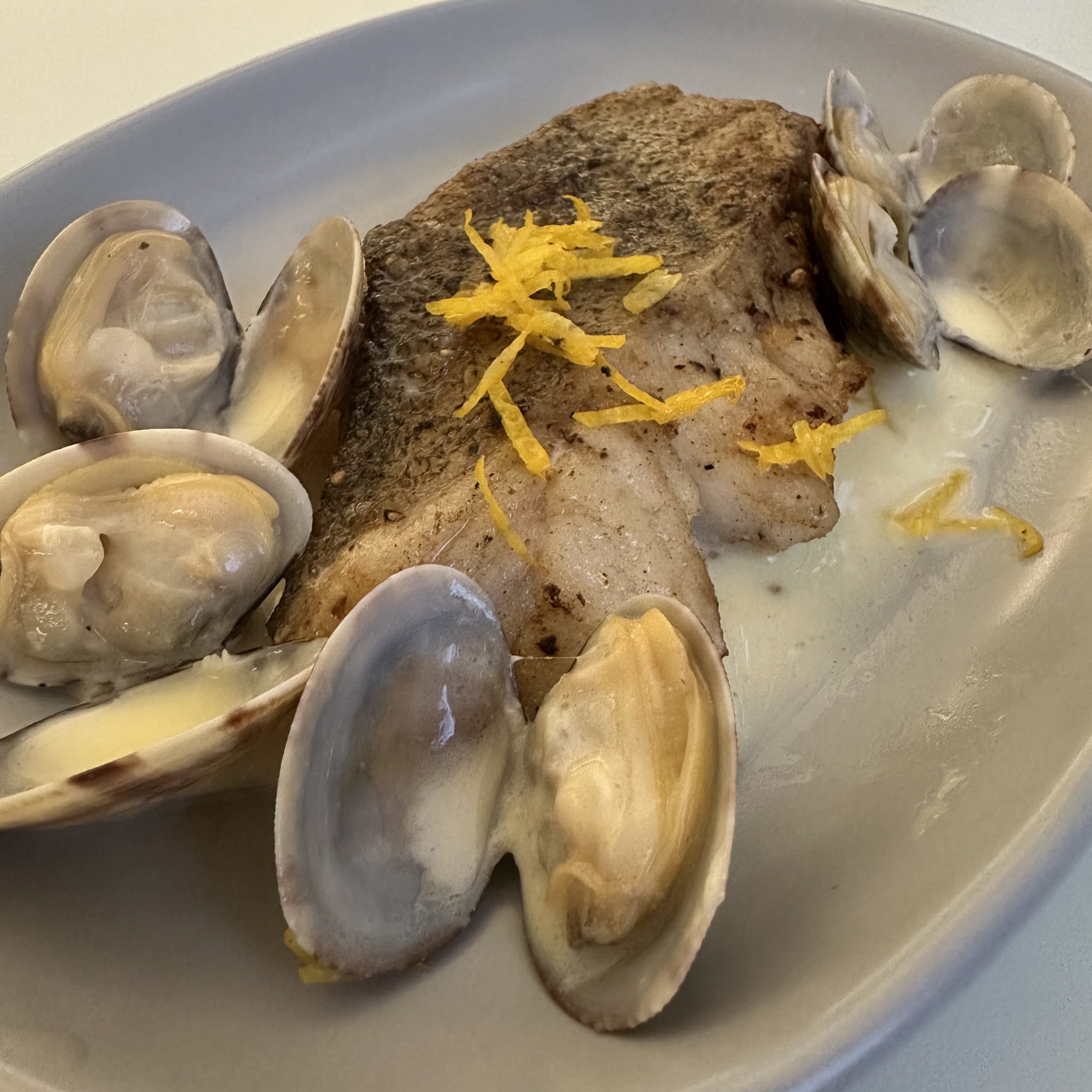 - 12月の旬菜 -<br />
タラのムニエル<br />
浅利とゆずの白ワインソース